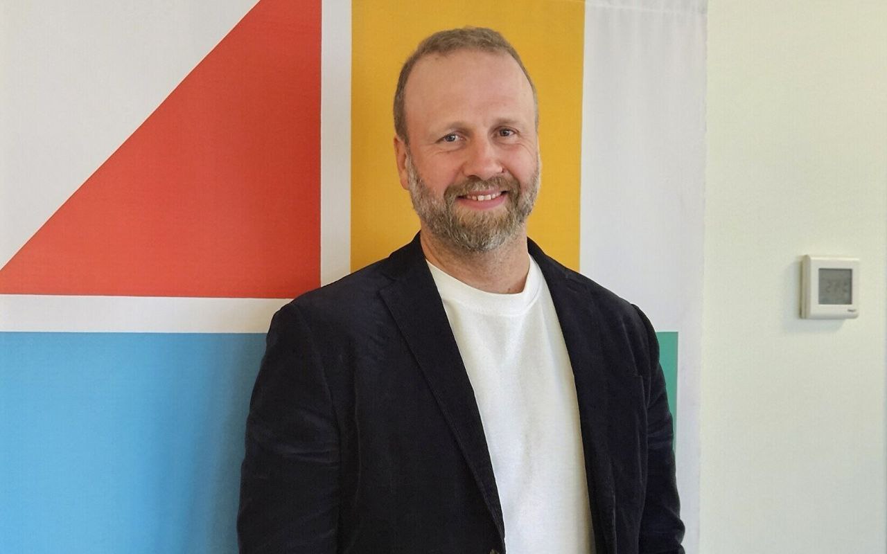 Организатор iDeeJazz Олег Писаренко музыка создает состояние В этом году международному фестивалю iDeeJazz исполняется 15 лет За эти годы фестиваль джазовой музыки вышел за пределы Тарту и сегодня концерты проходят также на сценических площадках в Нарве и Виймси В чем суть джаза как менялся фестиваль с годами и что интересного ждет поклонников джаза на этот раз Об этом рассказал организатор фестиваля музыкант и композитор Олег Писаренко