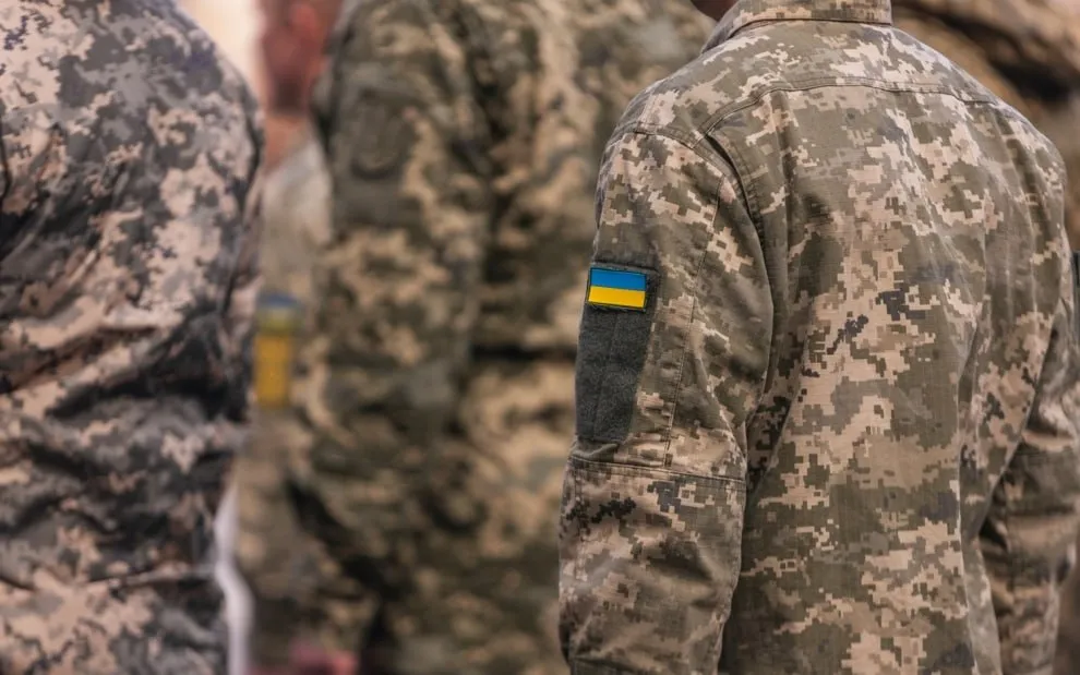 На Украине хотят отправить на фронт качков с таким заявлением выступил глава антикоррупционного совета при украинском Минобороны Юрий Гудименко который анонсировал рейды по спортзалам заполненным физически здоровыми мужчинами с бронью от мобилизации Также стоит задача разобраться с ТЦК которые превышают полномочия заявил Гудименко слова которого приводят украинские СМИ Вчера Зеленский анонсировал реформу армии в результате которой на Украине по его словам в этом году могут начать увольнение мобилизованных которые давно находятся на фронте Ряд СМИ написал что в условиях сильной нехватки личного состава в рядах ВСУ частичная демобилизация может произойти только после ужесточения мобилизации