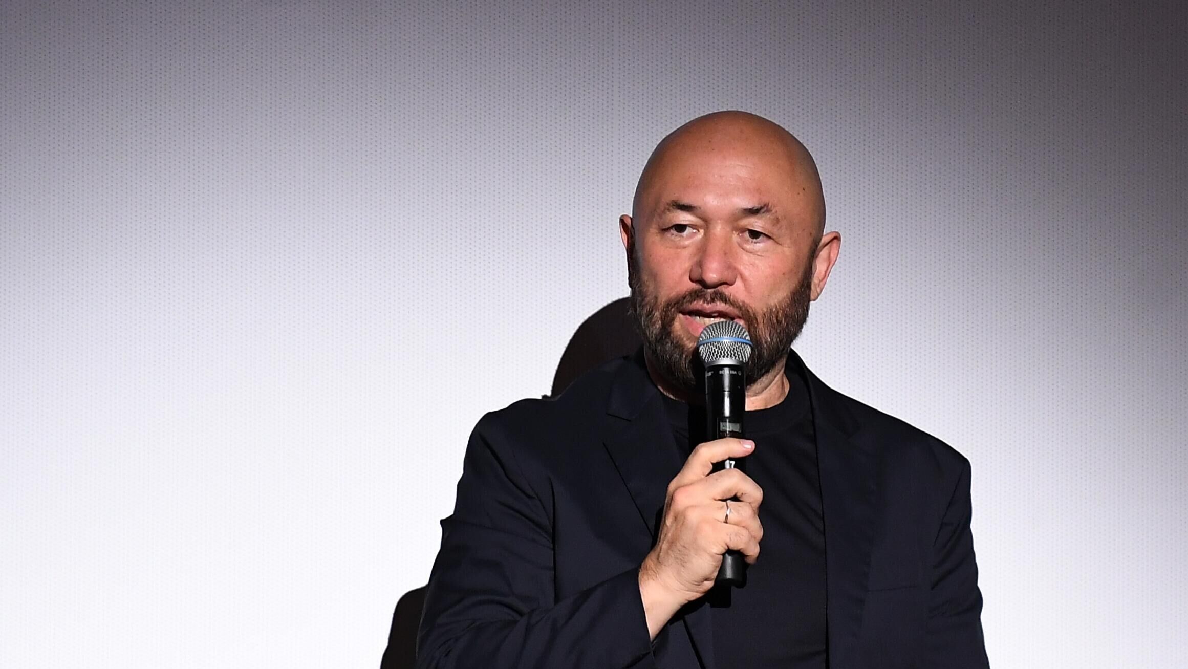 Особняк в Казани который суд в 2025 году изъял у режиссера Тимура Бекмамбетова продадут на аукционе свидетельствуют документы которые изучило РИА Новости Речь идет о Доме Багаутдиновой Марджани Апанаевой 1873 года постройки который признан объектом культурного наследия В здании по адресу улица Шигабутдина Марджани дом 44 пять помещений их общая площадь 204 2 квадрата Согласно документам начальная цена 9 323 465 7 рубля шаг аукциона 5 от нее или 466 173 рубля При этом покупатель обязан провести работы для сохранения объекта культурного наследия Их стоимость оценивается в 91 777 810 рублей Заявки принимаются до 17 00 26 февраля аукцион пройдет 3 марта