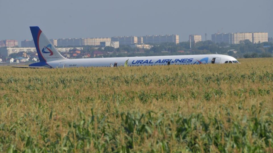 Чудо на кукурузном поле Самолет Уральских авиалиний после столкновения с птицами мог продолжить полёт но теоретически и без гарантий Августовское утро 2019 года для пассажиров рейса Жуковский Симферополь обернулось историей которую СМИ потом назовут чудом на кукурузном поле Airbus A321 авиакомпании Уральские авиалинии столкнувшийся вскоре после взлета со стаей чаек вынужден был совершить посадку на сельскохозяйственное поле неподалеку от аэропорта Никто не погиб 27 человек получили травмы различной степени тяжести но экипаж спас 226 пассажиров Почти шесть лет спустя Межгосударственный авиационный комитет МАК опубликовал окончательный отчет где подробно изложил причины и последствия происшествия По выводам комиссии столкновение с птицами привело к критическому повреждению обоих двигателей Суммарная тяга упала д Подробнее