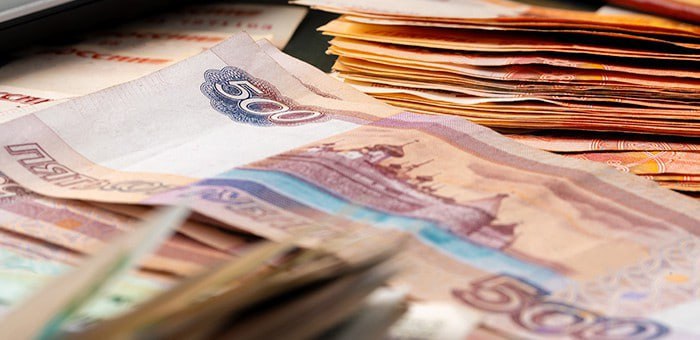 Сотрудника ОФСИН уволили в связи с утратой доверия на его счета поступили лишние 1 4 млн рублей Происхождение денег объяснить он не смог Прокуратура Республики Алтай выявила нарушения законодательства о противодействии коррупции Было установлено что поступление денег на расчетные счета сотрудника исправительного учреждения и его супруги превысило их совокупный доход за 2021 2023 годы более чем на 1 4 млн рублей Законность поступления лишних доходов подтверждена не была Все эти годы государственный служащий предоставлял работодателю неполные и недостоверные сведения о доходах и имуществе как в отношении себя так и в отношении супруги По выявленным нарушениям была начата антикоррупционная проверка Не дожидаясь ее окончания мужчина уволился по собственной инициативе по выслуге лет Прокуратура обратилась с иском в суд о взыскании с бывшего государственного служащего и его супруги солидарно в доход Российской Федерации незаконно полученных денежных средств а также об изменении формулировки увольнения на в связи с утратой доверия Суд удовлетворил заявленные требования сообщает прокуратура Республики Алтай
