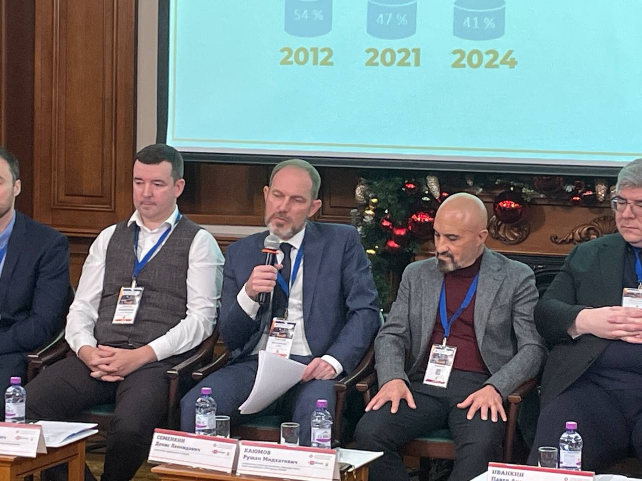 Семёнкин Д Л Ассоциация ОЖдПС Часто говорят что в снижении погрузки которую мы наблюдаем уже на протяжении 25 месяцев виноваты общеэкономические причины Но на самом деле снижение коэффициента перевозимости по многим грузам началось ещё до 2022 года Большинство проблем со снижением погрузки связано не с внешними причинами а с работой самого РЖД