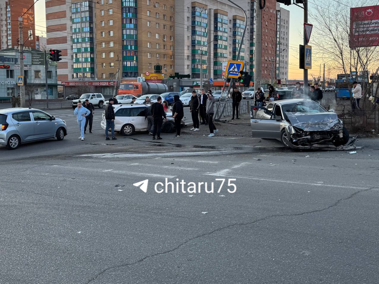 Жесткое ДТП около мкр Царский. Очевидец сообщил , что разбиты 2 машины. Одна из них врезалась в светофор. Подписаться