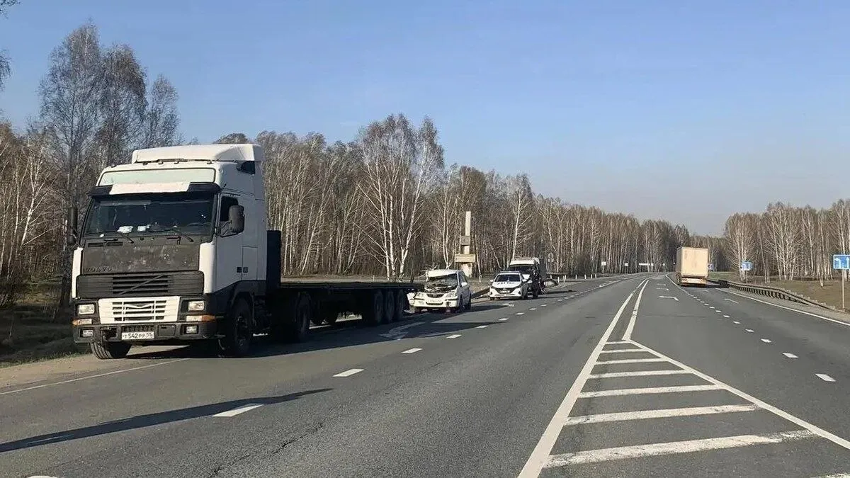 Водитель Мазды погиб в ДТП с грузовиком под Новосибирском В Болотнинском районе 2 мая в 17 15 произошло смертельное ДТП На 102 м километре трассы Р 255 столкнулись легковой автомобиль и грузовик Водитель легковушки погиб трое пассажирок получили травмы 61 летний водитель автомобиля Мазда Премаси двигался из Кемерова в сторону Новосибирска На полосе разгона он столкнулся с грузовиком Вольво который снижал скорость для остановки на обочине За рулём грузовика находился 39 летний мужчина В результате аварии водитель Мазды погиб на месте Три пассажирки легкового автомобиля 86 83 и 72 лет получили травмы разной степени тяжести На месте происшествия работали сотрудники Госавтоинспекции и следственно оперативная группа Обстоятельства аварии уточняются Горсайт