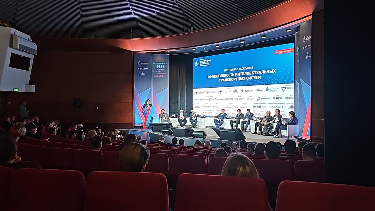 Эффективность безопасность и стандарты ключевые векторы развития ИТС В Москве прошёл 10 й юбилейный международный форум Интеллектуальные транспортные системы России цифровая эра транспорта Мероприятие собравшее в этом году более 350 представителей профессионального сообщества традиционно является ключевой площадкой для обсуждения развития цифровых технологий в транспортной отрасли Нашу компанию представлял Технический директор Андрей Прохоров Повестка форума чётко обозначила текущий вектор развития отрасли Ключевыми темами стали вопросы эффективности ИТС информационной безопасности и актуализации нормативно технической документации В целом отрасль демонстрирует признаки зрелости и консолидации Фокус сместился с демонстрации революционных продуктов к систематизации накопленного опыта Основное внимание участников было сосредоточено на решении следующих задач Разработка общей нормативной базы Активно обсуждались вопросы приведения разнородных ИТ систем к единым отраслевым стандартам Определение показателей эффективности Значительная часть диалога была посвящена методологии оценки эффективности внедрения и эксплуатации ИТС Интеграция в контур безопасности Поднимался критически важный вопрос встраивания ИТС в рамки требований к безопасности критической информационной инфраструктуры Также в рамках форума большое внимание было уделено роли и месту ИТС в части повышения безопасности дорожного движения Было очень приятно отметить интерес к ИТС и встретиться с нашими заказчиками и давними партнёрами из регионов В целом можно отметить что отрасль взрослеет на смену случайным игрокам приходят профессионалы чьи технологии задают новые стандарты Мы гордимся что вносим свой вклад в эти позитивные изменения в отрасли благодаря разработке платформы RITM³ отметил Андрей Прохоров А чтобы узнать больше о RITM³ записывайтесь на демонстрации цифровизация рабочиебудни
