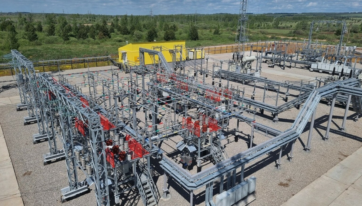 Подстанция 110 кВ «Мирная» обеспечит надежное электроснабжение более 470 добывающих скважин и 5 крупных производственных площадок: нефтепарка, объектов по поддержанию пластового давления и первичной очистке нефти. АНК «Башнефть» входит в структуру «Роснефти» запустила высокоавтоматизированную подстанцию в Краснокамском районе Республики Башкортостан. Старт работе подстанции дан в рамках 33-й международной специализированной выставки «Газ. Нефть. Технологии», которая проходит в Уфе. Полностью обновленная подстанция «Мирная» принимает, преобразует и передаёт энергию высокого класса напряжения в 110 тысяч вольт. Все процессы на объекте происходят в автоматическом режиме, присутствие персонала не требуется.