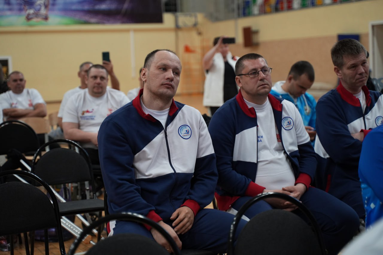 Ветераны СВО из Ленобласти оставили позади 2/3 участников на соревнованиях по плаванию в Казани. На «Открытом Кубке СВО по плаванию на призы заслуженного мастера спорта Андрея Арбузова» ленинградцы Алексей Цветков из Тихвина, Сергей Березовой из Кудрово и Виктор Ершов из Приозерска завоевали 13, 19 и 25 место соответственно. Всего в соревнованиях приняли участие 82 спортсмена-фронтовика из 17 регионов страны, в том числе ветераны, пережившие тяжелые ранения. Социальные координаторы фонда «Защитники Отечества» предложили Героям принять участие в соревнованиях, а помощь с экипировкой участников оказал Комитет по спорту Ленинградской области. Лучший результат от области показал Алексей Цветков, ветеран, награжденный медалью Суворова. В прошлом он сам активно занимался плаванием и принимал участие в ведомственных соревнованиях МВД. Вернувшись с фронта, он ведет активный образ жизни, подался и успешно прошел отборочный этап программы «Герои Команды 47». «Они не просто спортсмены — это настоящие герои, которые прошли через испытания фронта и продолжают бороться, развиваться и вдохновлять. Нет защитников в прошлом и настоящем — есть герои, которые заслуживают внимания и уважения всегда. Для них этот спортивный праздник — возможность не только поддерживать форму, но и общаться, делиться опытом, чувствовать поддержку и быть частью большой и сильной команды», — рассказала руководитель филиала фонда Ольга Историк. Мероприятие организовано Заслуженным мастером спорта России по плаванию, чемпионом и рекордсменом мира и Европы Андреем Александровичем Арбузовым совместно с Государственным фондом «Защитники Отечества» при поддержке Министерства спорта Республики Татарстан. Напомним, что в Ленинградской области действует программа «Плавание для всех», в рамках которой ветераны СВО, которые получили увечья, и члены их семей могут получить бесплатные электронные социальные сертификаты для полноценного обучения плаванию в бассейнах региона. Для тех, кто уже умеет плавать, действуют скидки на абонементы.