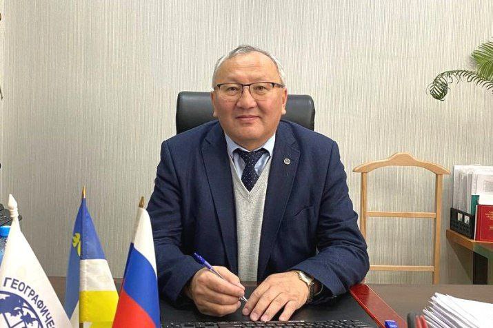 В Бурятии стало больше академиков. Абсолютное большинство общего собрания членов Российской академии наук поддержало и проголосовало за Ендона Жамьяновича Гармаева, сообщил в своем блоге глава Бурятии Алексей Цыденов. Ендон Жамьянович — директор Байкальского института природопользования, вице-президент Русского географического общества, автор и соавтор более 340 научных работ. Всю свою научную деятельность он последовательно посвящает исследованию гидрологии Байкальского региона, водных ресурсов, оценке природных и антропогенных факторов. Теперь в республике три академика РАН: Арнольд Кириллович Тулохонов, Борис Ванданович Базаров и Ендон Жамьянович Гармаев. Для любого региона страны это очень достойный показатель, написал Алексей Цыденов.