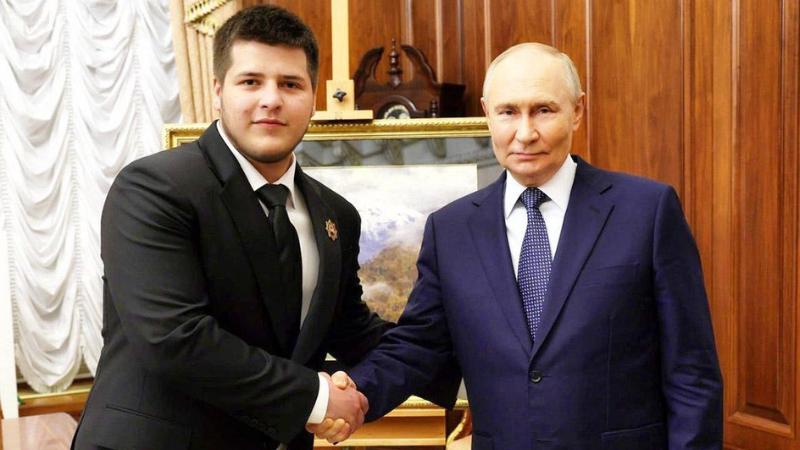 17 летний преемник Кадырова похвастался часами за 41 млн рублей На фото которые опубликовала дочь Кадырова на левой руке 17 летнего сына главы Чечни надеты часы похожие на серию Epic SF24 фирмы Jacob Co Стоимость такого аксессуара составляет почти 497 тыс пишет rbc ru   telegra ph 17 letnij preemnik Kadyrova pohvastalsya chasami za 41 mln rublej 09 15