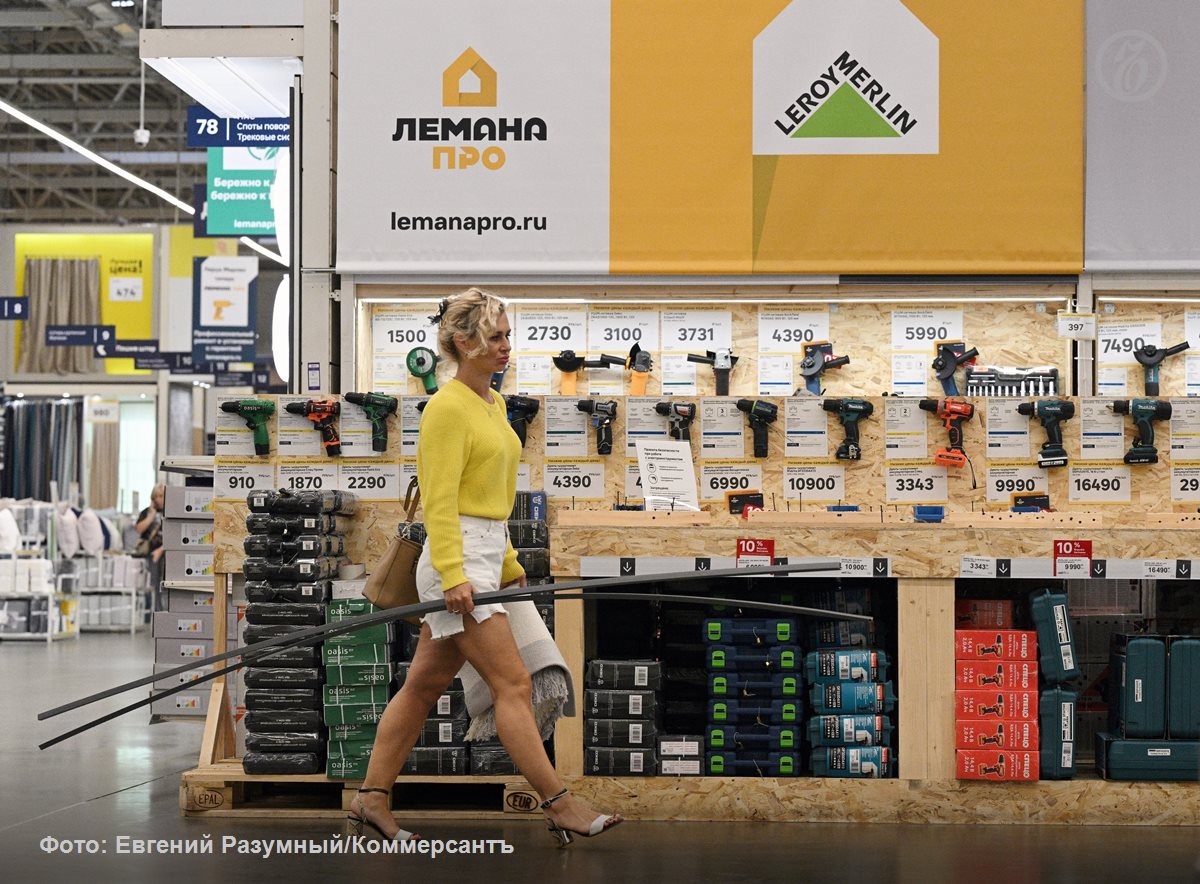 Рост выручки DIY ритейлеров замедлился более чем в три раза Это связано с общим охлаждением рынка объемы строительства снижаются а потребители вынужденно пересматривают бюджеты ремонтных работ Если раньше на строительные материалы они тратили 50 от общей сметы то теперь не более 30 из за подорожания рабочей силы Гендиректор Infoline Аналитики Михаил Бурмистров считает что 2026 год окажется для DIY рынка тяжелым Затраты оптимизируют не только потребители но и компании отказываясь от проведения отделочных работ в офисах Ъузнал