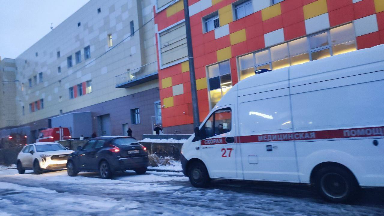 В ТЦ «Соломбала Молл» сработала пожарная сигнализация. Приехали пожарные. Горения не обнаружено. Эвакуировано 350 человек.