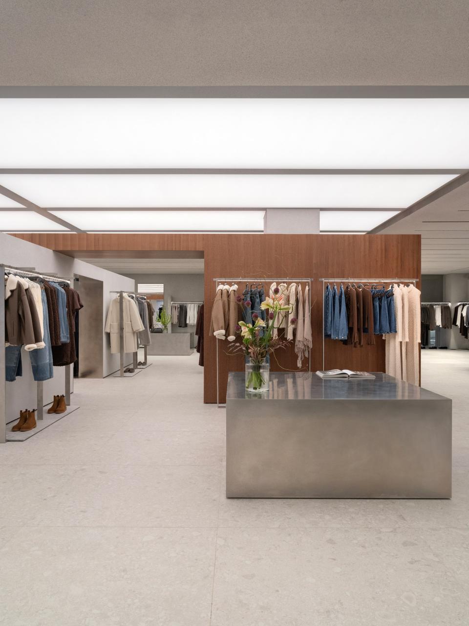 В Санкт Петербурге открылся самый большой магазин Limé обновленное пространство в ТЦ Галерея занимает почти 4 тысячи квадратных метров На двух этажах разместились женский и детский отделы 56 примерочных 17 касс самообслуживания и двухметровый игрушечный медведь который встречает посетителей секции для детей Женская линия заняла первый и часть второго этажа детская второй а мужская осталась на прежнем месте   bg ru bg city city news 30284 lime spb   Большой Город