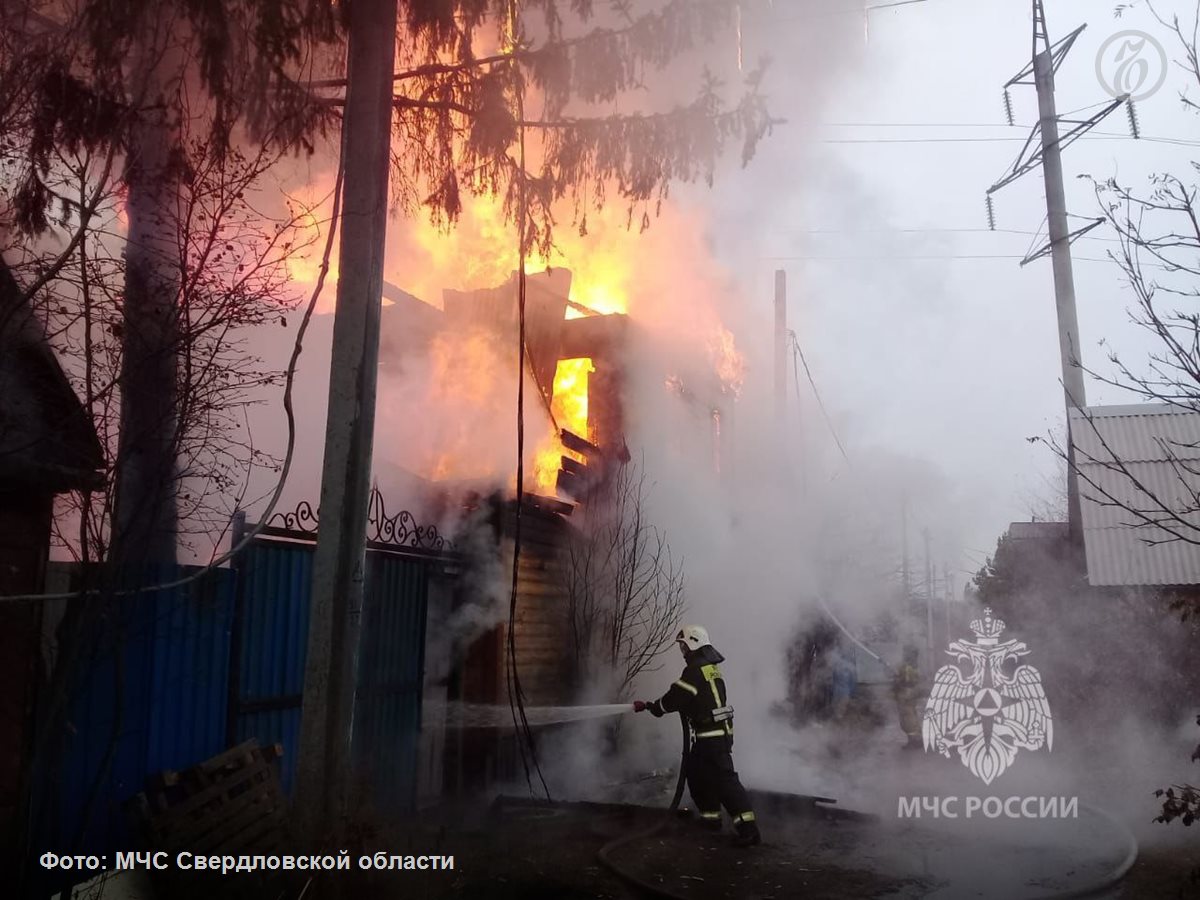 В Екатеринбурге на пожаре в СНТ «Березовая роща» погиб один человек. Возгорание затронуло два дачных домика, предварительно причиной стало неосторожное обращение с огнем.   Пожар на площади 130 кв. м удалось ликвидировать в течение часа. На месте работали 12 человек личного состава и четыре единицы техники.