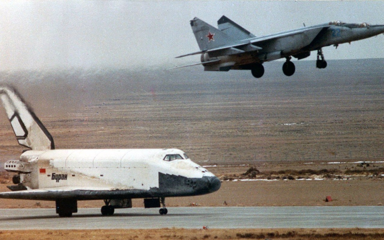 15 ноября 1988 года совершил свой триумфальный полет многоразовый корабль Буран Он дважды облетел Землю и совершил первую в истории автоматическую посадку крылатого космического аппарата на посадочный комплекс космодрома Байконур Это событие стало венцом самой сложной и наиболее дорогой программы отечественной космонавтики Она стартовала в середине 1970 х как ответ на американские шаттлы За 12 лет с нуля были созданы сверхтяжёлая ракета носитель Энергия многоразовый воздушно космический самолёт Буран стотонный класс мощнейшие ракетные двигатели РД 170 171 и РД 0120 система автоматической посадки технология воздушной транспортировки крупногабаритных элементов межотраслевая система управления проектом Второй пуск ракеты носителя Энергия стал финальным В 1993 году из за отсутствия финансирования программу закрыли Единственный полёт Бурана остался ярчайшим достижением советской космической инженерии символом амбиций труда и технологического прорыва эпохи