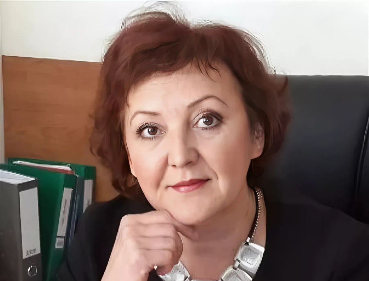 Первого замминистра культуры Ставрополья арестовали по делу о хищении 19 млн рублей Ленинский райсуд Ставрополя заключил под стражу первого заместителя министра культуры Ставропольского края Чиновница обвиняется в в мошенничестве в особо крупном размере Из материалов суда следует что замминистра действовала в составе группы лиц по предварительному сговору Обвиняемая организовала изготовление документов с ложными сведениями о стоимости услуг по проведению Всероссийского творческого фестиваля работающей молодёжи На высоте Поддельные бумаги передали в Ставропольский краевой Дом народного творчества Это привело к завышению цены на услуги и краже бюджетных средств на сумму свыше 19 миллионов рублей Решение суда в силу пока не вступило Отметим речь идёт о первом замминистра культуры Ставрополья Галине Павловой Согласно постановлению в СИЗО она пробудет 1 месяц и 6 суток Подписаться на 1777 в MAX