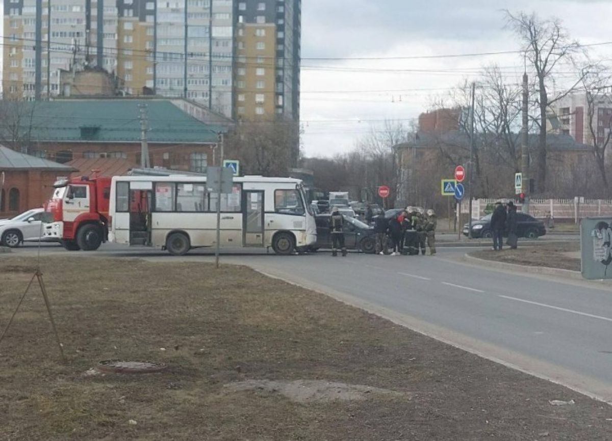 В Иванове автобус попал в ДТП на Лежневской улице     21 марта в Иванове произошло ДТП на Лежневской улице. На перекрестке столкнулись автобус и легковой автомобиль. В салоне автобуса в момент аварии находилось несколько пассажиров.  ↗  Прислать новость   Подписаться