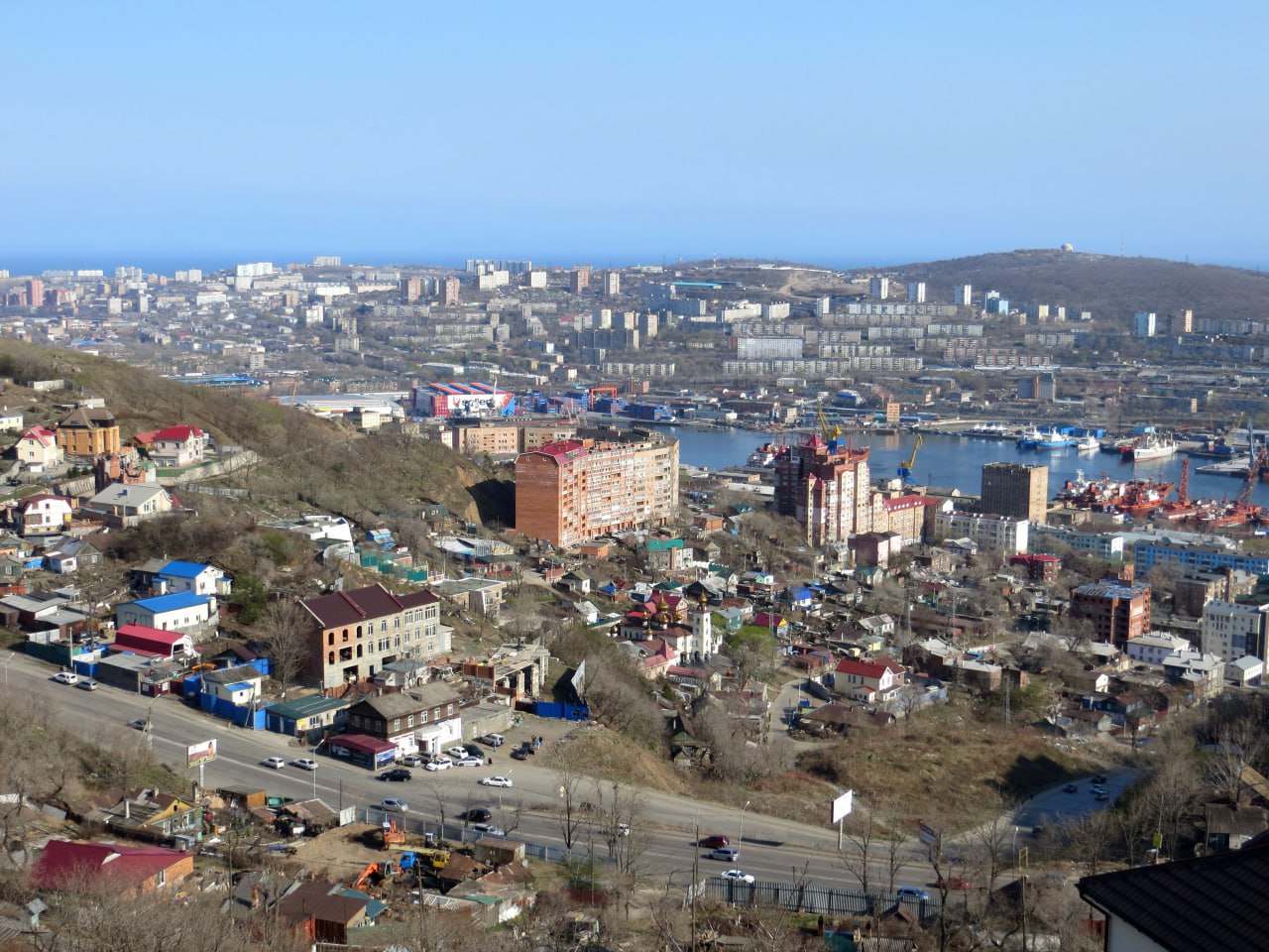 Приморский край вошел в тройку лидеров по выдаче ипотек на частные дома Приморский край в 2024 году обновил рекордные показатели ипотеки под ИЖС. Объем выданных кредитов за первое полугодие составил 1,3 млрд рублей, третье место в России после Московской области 2,5 млрд ₽ и Краснодарского края 1,4 млрд ₽ . В 2025 году планируется 1,3 млн кв. м жилья в рамках нацпроекта «Инфраструктура для жизни». Ипотечные программы, которые работают в Приморском крае: Семейная ипотека — 82% сделок. Дальневосточная ипотека ставка 2% до 2030 года — 14%. Ипотека для IT-специалистов — 3%. #Приморье