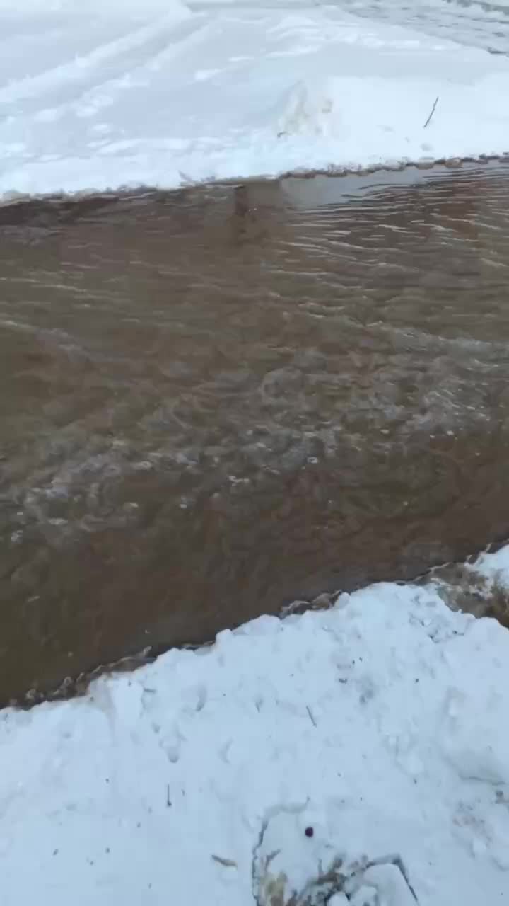 В Тюмени на улице Осипенко произошло подтопление из-за повреждения водопровода