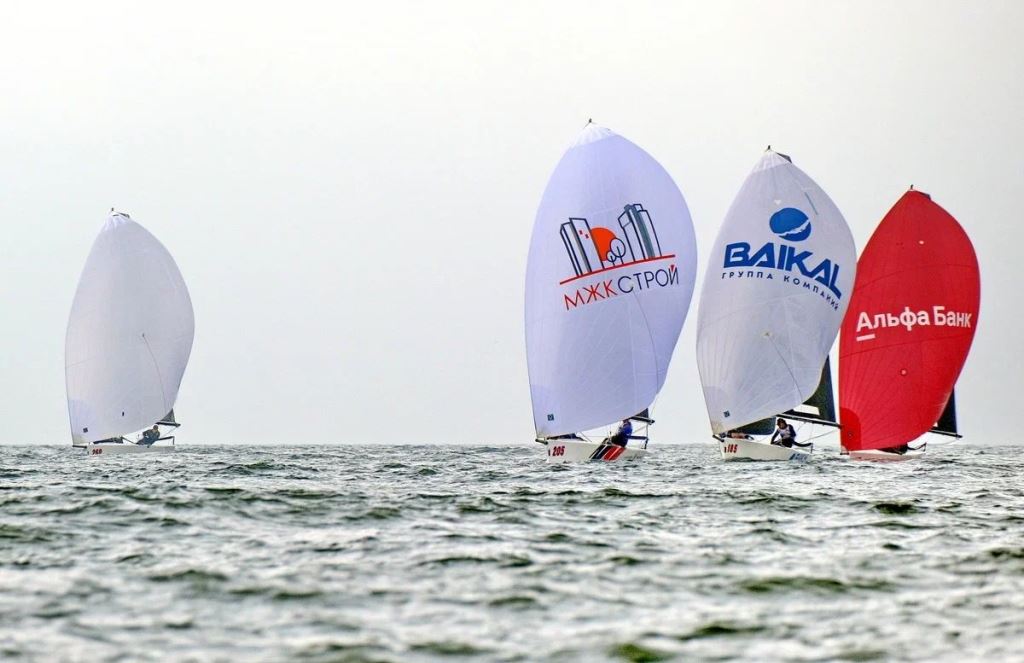 Команда Nakhodka Sailing, представляющая Находкинский Центр развития парусного спорта, триумфально завершила III этап Дальневосточной Лиги Melges 20 Open Water race в бухте Сидими, завоевав первое место в напряженной борьбе. С 13 по 15 июня экипаж в составе Дмитрия Ходырева, Дениса Науменко, Никиты Стральского и Влада Абрамова провел 12 сложнейших гонок в полном формате соревнований. Старты проходили в уникальной и малознакомой для регат акватории бухты Нарва Сидими , где спортсменов ждали серьезные испытания: капризный ветер, колебавшийся от 4 до 13 узлов, плотный туман, морская волна и сильное течение. В острейшей борьбе, где каждый балл был на счету, находкинцам удалось совершить решающий рывок. Финальные результаты: 1 место: Nakhodka Sailing, 2 место: DNS, 3 место: «Байкал» Капитан Nakhodka Sailing пригласил всех яхтсменов и болельщиков на следующий старт Лиги — Okinawa Race. Гонки пройдут в июле на акватории залива Восток при поддержке яхт-клуба «Антарес» и базы Okinawa.