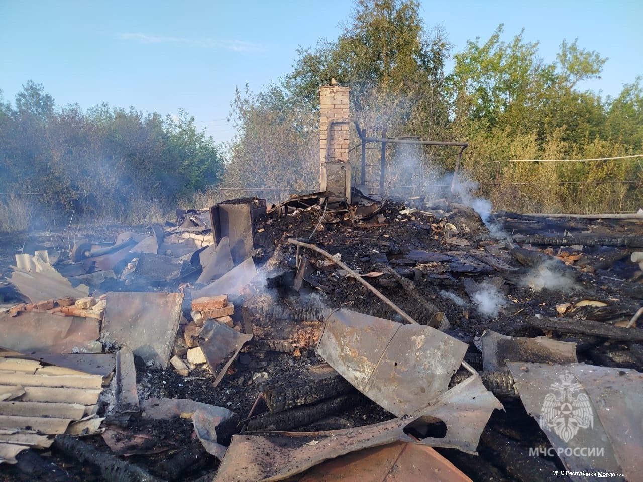 Пожар случился в Рузаевском районе  Возгорание, по сообщению МЧС Республики Мордовия, произошло в Хованщине.  На Железнодорожной загорелся дачный дом, а затем огонь перекинулся на сарай и баню. Огонь внутри дома увидела соседка.  Возгорание было ликвидировано. Никто, к счастью, не пострадал.  #происшествия      — хорошо, что никто не пострадал!