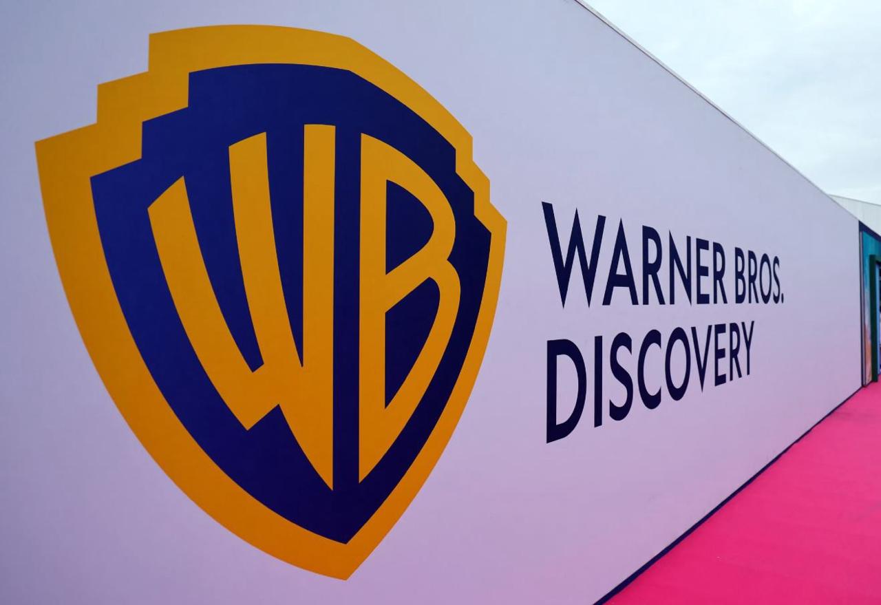 Владелец CNN и HBO разделит бизнес Компания Warner Bros. Discovery разделит стриминговый и студийный бизнес, а также телесети к середине 2026 года. После разделения генеральный директор Warner Bros. Discovery Дэвид Заслав будет руководить стриминговым и студийным бизнесом. В него войдут Warner Bros. Television, Warner Bros. Motion Picture Group, DC Studios, HBO и HBO Max, а также библиотеки фильмов и телепередач. Финансовому директору Гуннару Виденфельсу отойдет руководство подразделением Global Networks, которое объединит развлекательные, спортивные и новостные телевизионные бренды, включая CNN.