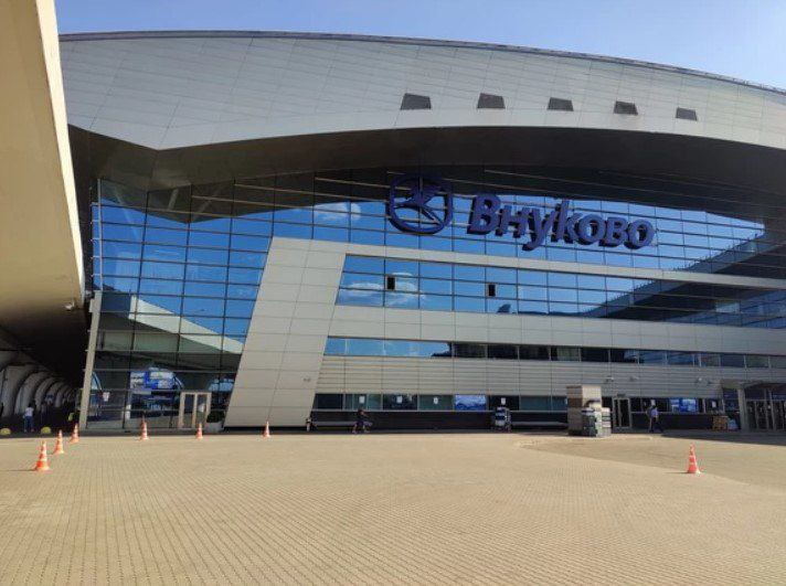 В авиакомпании AZUR air напомнили о дополнительных мерах безопасности в аэропорту Внуково в период майских праздников С 8 по 12 мая 2025 года в аэропорту Внуково будут действовать дополнительные меры безопасности. Для комфорта и быстрого прохождения всех процедур в авиакомпании AZUR air просят учесть следующие правила входа в терминал: Доступ — только для пассажиров при наличии: распечатанной маршрут-квитанции или посадочного талона; документа, удостоверяющего личность. Встречающие и провожающие в здание аэровокзала не допускаются. Пассажирам необходимо распечатывать перевозочные документы заранее, до приезда в аэропорт.