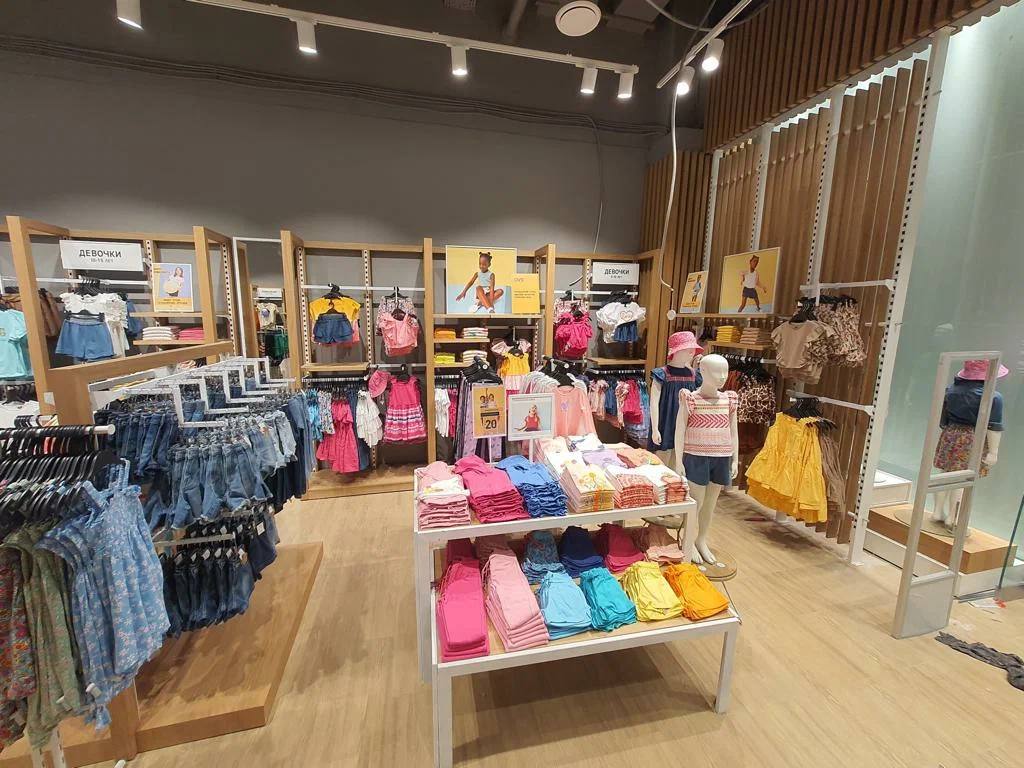 Мировой рынок детской одежды в последние годы растет на 6 в год быстрее чем рынок взрослой Россия также следует этому тренду что открывает перспективы для отечественных брендов после ухода популярных зарубежных производителей После 2022 года полностью изменилась структура импорта если ранее значительная часть приходилась на бренды из Европы и США то теперь производители из Китая способны заместить до 85 выпавших объемов Остальное приходится на возросший импорт из Турции и Киргизии которые стали ключевыми поставщиками модной одежды на российский рынок В ближайшие два года будет наблюдаться дальнейший рост спроса и доли отечественных брендов с локализацией рынка а также импорт продукции преимущественно из дружественных стран прогнозируют эксперты
