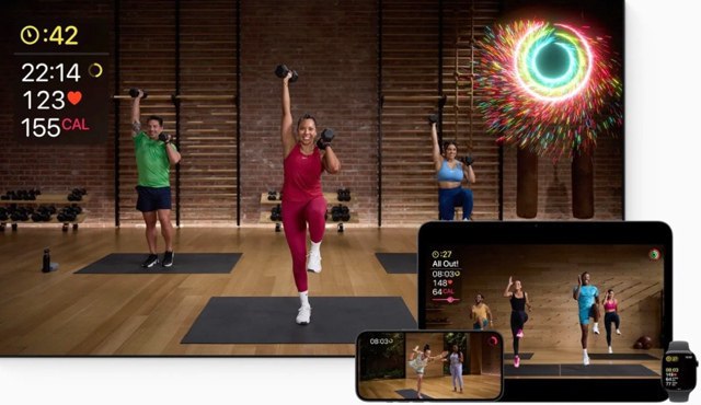 Одной подписки для похудения недостаточно Apple начала масштабную реорганизацию сервиса Fitness Осведомлённые источники сообщили о готовящейся реорганизации сервиса Apple Fitness для стимулирования роста Этот сервис практически не изменился с момента запуска в 2020 году получив лишь несколько новых функций за пять лет На сегодняшний день сервис считается одним из самых слабых цифровых предложений Apple Цена Apple Fitness остаётся неизменной с момента запуска 9 99 в месяц или 79 99 в год Также практически неизменным остаётся и само приложение не считая интеграции со Strava и отказа от Apple Watch По мнению обозревателя Bloomberg Марка Гурмана Mark Gurman основными проблемами Apple Fitness являются высокий отток клиентов и небольшой потенциал роста доходов Тем не менее Apple не планирует отказываться от имиджевого сервиса ориентированного на здоровье тем более что у Fitness достаточно преданных поклонников