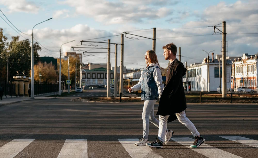 В Перми начали работать камеры фиксирующие нарушения прав пешеходов на переходах В Перми начали работать 4 комплекса средств фото видео фиксации которые могут определять ситуации когда автомобили не пропустили пешехода который имел право перейти улицу Как сообщает ГИБДД в течение первого квартала 2026 года будут запущены дополнительные комплексы фиксации данного правонарушения Штраф за непредоставление преимущества пешеходам составляет от 1500 до 2500 рублей Как сообщалось ранее обычно такие камеры выписывают штраф если автомобиль проехал по полосе а на соседней шёл пешеход Фото Freepik Подписаться на Интересную Пермь в ТГ в МАХ