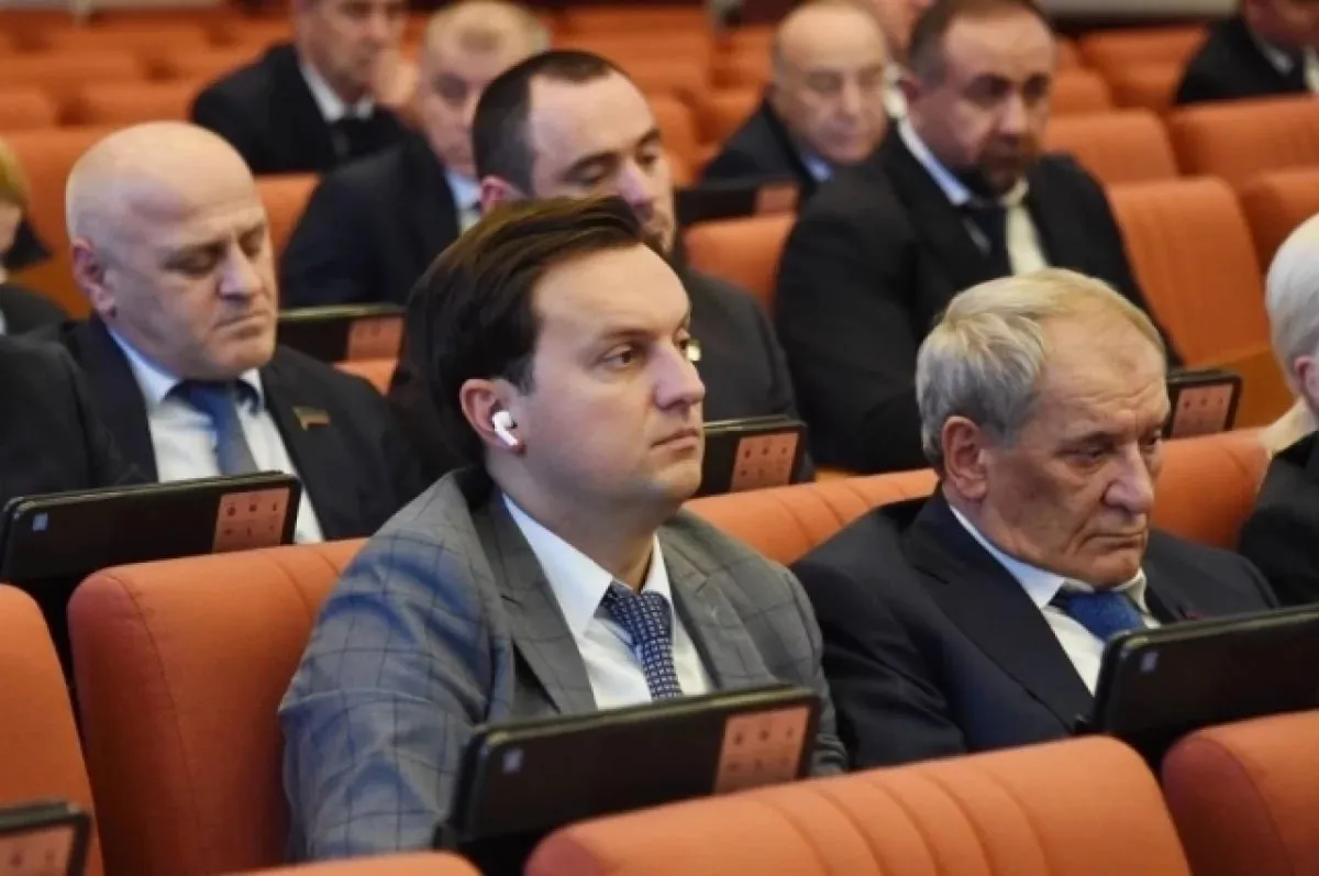Экс депутата парламента Дагестана Кирилла Глазова отправили в СИЗО по обвинению в хищении 137 млн во время ковида Бывший парламентарий проходит по делу о мошенничестве По версии следствия Глазов с ноября 2021 года по март 2022 года вместе с экс советником главы республики и другими сообщниками организовал схему хищения бюджетных средств при закупке экспресс тестов для выявления коронавирусной инфекции Чиновники из минздрава Дагестана в интересах Глазова заключили с фирмой контракты на поставку наборов реагентов по завышенной стоимости хотя у них было более выгодное предложения от другого поставщика Всего так похитили 137 млн рублей считают правоохранители сообщили в пресс службе судов Дагестана Подписывайтесь на Аргументы и Факты Северный Кавказ Мы в МАХ