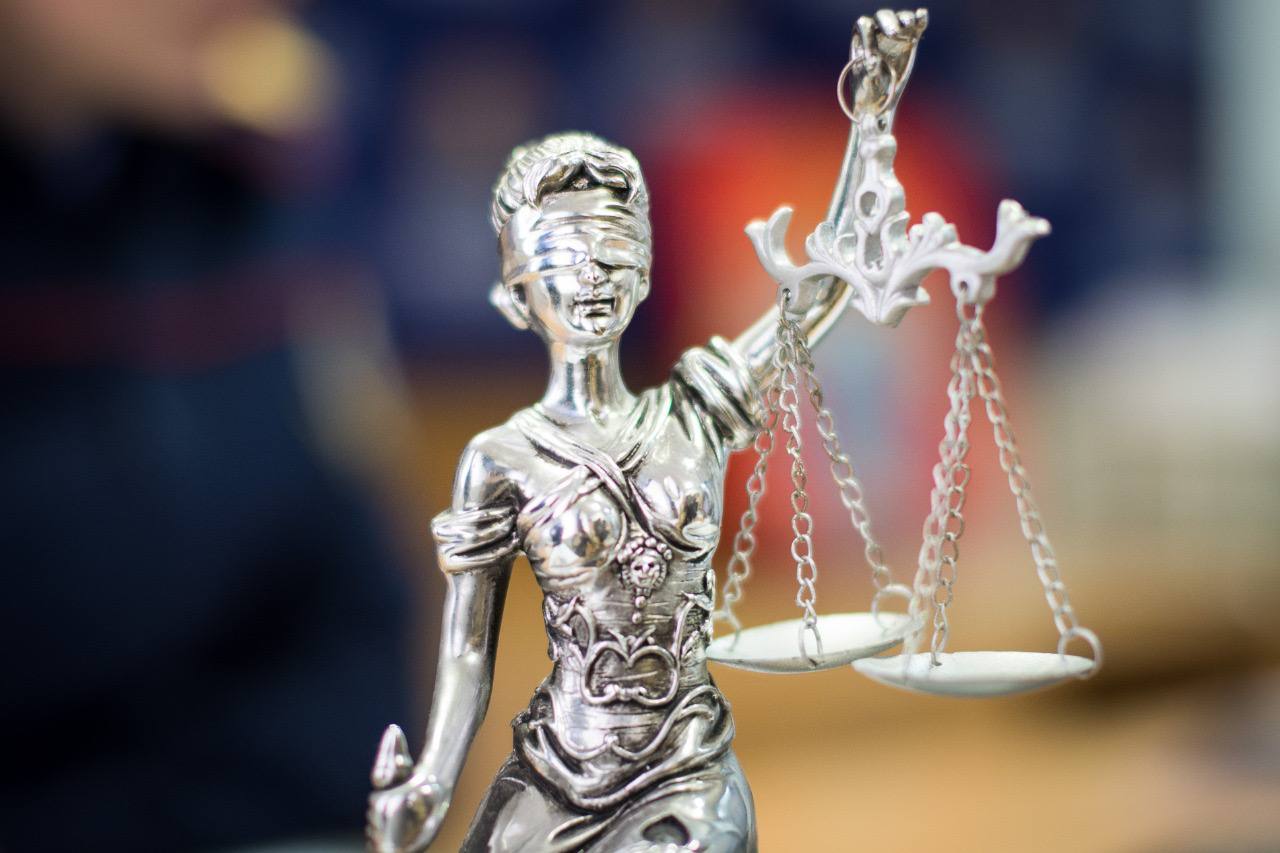 В Адыгее жительница Гиагинского района осуждена за мошенничество при получении выплат Собранные следователями Гиагинского межрайонного следственного отдела следственного управления СК России по Республике Адыгея доказательства признаны достаточными для вынесения обвинительного приговора в отношении местной жительницы за совершение преступления, предусмотренного ч. 3 ст. 159.2 УК РФ мошенничество при получении выплат . Следствием и судом установлено, что что в сентябре 2022 года женщина умышленно предоставила в Филиал № 2 «ЦТСЗН» по Гиагинскому району ложные сведения о своих доходах, скрыв при этом сведения о денежных средствах, полученных от предпринимательской деятельности. Таким образом, мошенническим путем женщине удалось заполучить 350 тыс. рублей из государственного бюджета в рамках социальной помощи при осуществлении индивидуальной предпринимательской деятельности. Приговором суда фигурантке назначено наказание в виде штрафа в размере 100 тыс. рублей. Суд учел добровольное возмещение ущерба, причиненного в результате преступления.