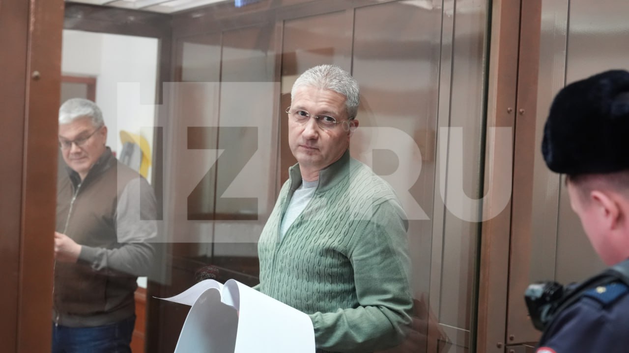 Экс замминистр обороны Тимур Иванов признан банкротом судом Москвы передает корреспондент Известий Ранее ПСБ увеличил требования к Иванову а именно начисленные проценты при этом основная сумма долга не изменилась Таким образом заявленная сумма увеличилась до 227 9 миллиона рублей Также Генеральная прокуратура потребовала изъять у Иванова имущество на 1 2 миллиарда рублей суд рассмотрит дело 26 ноября  Бывшего замминистра задержали 23 апреля 2024 года По версии следствия он вступал в преступный сговор с главами подрядных организаций работавших на объектах Минобороны и заключал с ними контракты в обмен на личное вознаграждение Адвокаты 15 июля обжаловали приговор Иванову 23 июня сообщалось что гособвинение запросило для экс замглавы Минобороны РФ 14 5 года лишения свободы 1 июля Мосгорсуд назначил бывшему заместителю министра обороны РФ наказание в виде 13 лет колонии Помимо этого Иванову выписали штраф в размере 100 миллионов рублей и лишили госнаград Позже суд продлил до 23 января срок содержания под стражей Иванова по делу о взятке на 1 3 миллиарда рублей IZ RU в Telegram в MAX