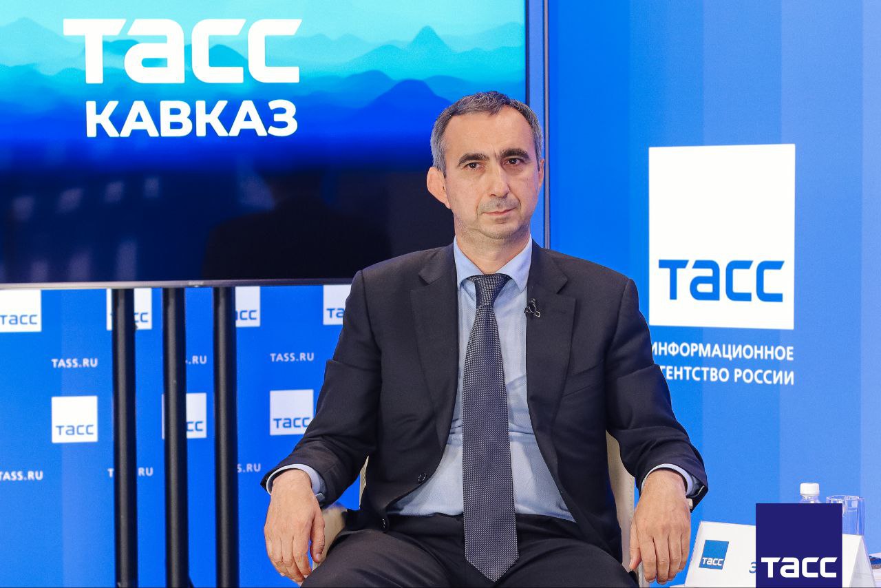 Главное из заявлений, а также полное видео и фоторепортаж с пресс-конференции в Региональном информационном центре "ТАСС Кавказ" заместителя председателя правительства - министра по земельным и имущественным отношениям Республики Дагестан Заура Эминова: Власти Дагестана планируют продать "Газпрому" 400 км газовых сетей в 2025 году Власти Дагестана передали более 170 га земель 11 инвесторам-резидентам ОЭЗ под строительство курорта на побережье Каспийского моря Государственная кадастровая оценка земельных участков пройдет в Дагестане в 2026 году, в рамках которой будет охвачено более 1 млн земельных участков Фото, видео: ТАСС