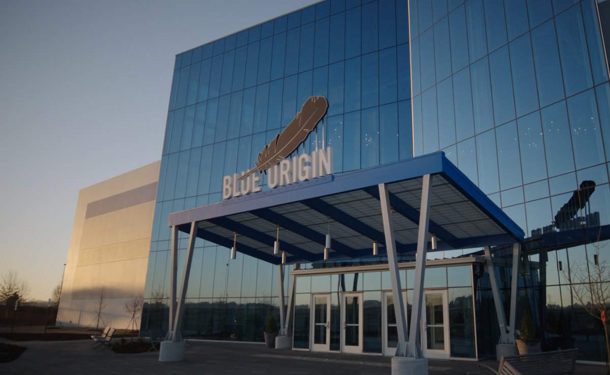 Blue Origin Джеффа Безоса объявила о запуске TeraWave спутниковой сети связи для дата центров госучреждений крупных компаний В неё войдёт свыше 5000 спутников на низкой и средней околоземной орбите развёртывание группировки запланировано на конец 2027 года vc ru future 2700444