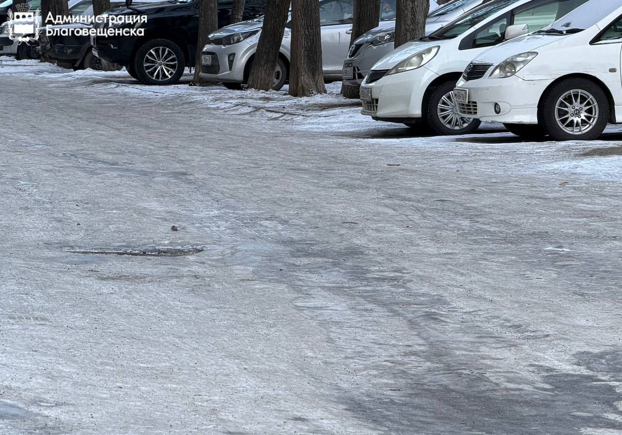 За два года в Благовещенске отремонтируют больше 80 междворовых проездов Приоритетными будут адреса где проживает наибольшее количество человек и где есть подъезды к социально значимым объектам школам и детским садам Ранее отдельной программы по ремонту таких проездов просто не было и мы не могли направлять на эти работы средства Как отметил губернатор Василий Орлов во время прямого эфира это действительно больная тема и для нас и для горожан И сколько бы мы ни ремонтировали основные улицы города человек который выезжает из дома по ямам и выбоинам уже вряд ли оценит новый асфальт на магистралях сказал мэр Олег Имамеев ampravda