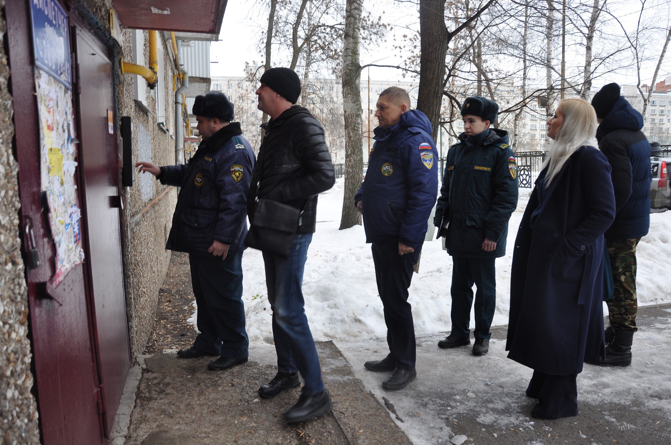 В многоквартирных домах Кировского района проходят противопожарные рейды    В Кировском районе усилена работа по профилактике пожаров в многоэтажных жилых комплексах.    Статистика показывает, что возгорания в многоквартирных домах чаще всего происходят из-за нарушения правил безопасности при эксплуатации электроприборов, неисправности электропроводки, неосторожного обращения с огнем, в том числе при курении.      Сотрудники районного Управления гражданской защиты, Управления пожарной охраны г. Уфы и управляющих компаний проводят противопожарные рейды и призывают собственников соблюдать меры безопасности.  Во время поквартирных обходов они раздают памятки по пожарной безопасности и правилам поведения при атаках БПЛА, а также призывают быть бдительными, тем более если по соседству проживают социально неблагополучные и многодетные семьи, одинокие пенсионеры и лица, злоупотребляющие спиртными напитками.    ⏰Определенным категориям граждан члены профилактической группы вручают автономные дымовые пожарные извещатели, которые автоматически предупредят жильцов о возгорании и помогут избежать беды.    ‍