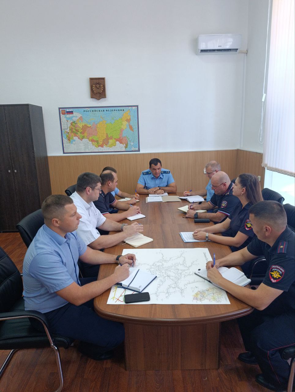 В Луганской транспортной прокуратуре проведено межведомственное совещание На совещании под председательством Луганского транспортного прокурора с участием представителей таможни и УГИБДД МВД России по Луганской Народной Республике рассмотрены вопросы взаимодействия должностных лиц правоохранительных органов при обнаружении иностранных транспортных средств с признаками нарушений таможенного законодательства Подробнее на сайте Южной транспортной прокуратуры