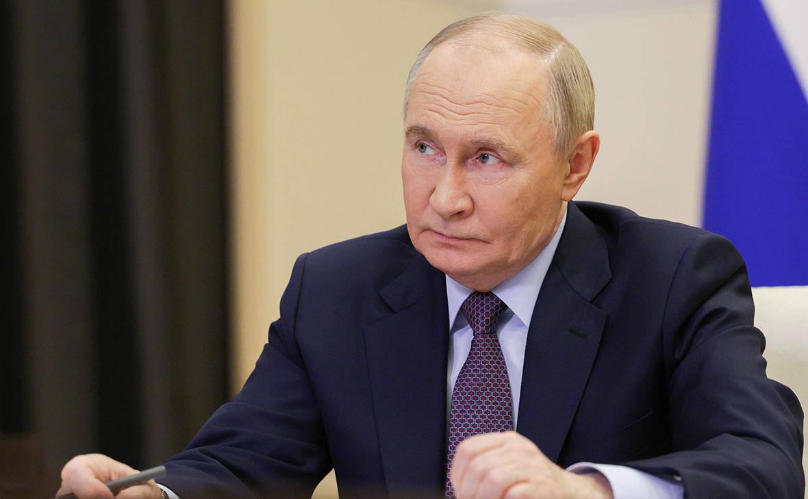 Владимир Путин подписал закон об упрощённом доступе к маткапиталу через цифровую платформу «Социальное казначейство    Новый механизм позволит ускорить и автоматизировать процесс предоставления социальной поддержки семьям с детьми.  ↘  Среди ключевых нововведений: — Предоставление соцподдержки будет происходить автоматически, без лишней бюрократии — за счёт цифровизации процессов,  — В случае смерти владельца сертификата или лишения его родительских прав право на маткапитал будет автоматически переходить другому родителю или детям, — Заявления на распоряжение средствами будут рассматриваться в течение пяти дней после подачи данных о рождении ребёнка через портал «Госуслуги», — Срок межведомственного обмена информацией при оформлении выплат сокращён до 48 часов.    Ожидается, что нововведение повысит доступность господдержки и сократит сроки получения выплат.