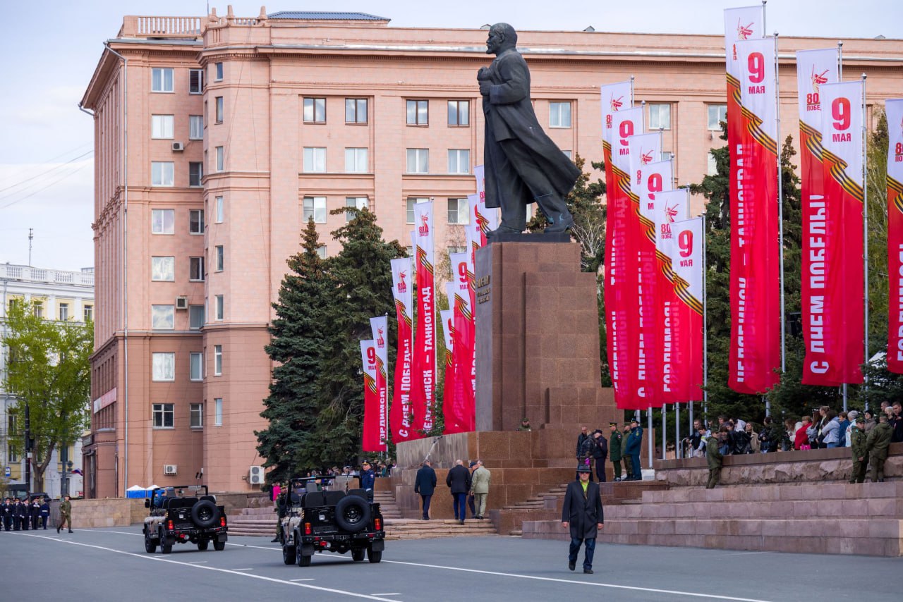 Мэр Алексей Лошкин проверил готовность Челябинска к встрече Дня Победы Глава Челябинска объехал 8 мая основные объекты и площадки, где пройдет празднование Дня Победы. Мэр лично проверил, как на местах выполняются его поручения по подготовке к предстоящим торжествам. В целом город к празднику готов, остались последние штрихи, сообщил в свое телеграм-канале Алексей Лошкин. Перед праздником мэр провел заседание оргкомитета с участием представителей администрации города и глав районов. — Получил оперативную сводку в рамках праздничной программы и ключевых аспектов городского хозяйства. Дал ряд поручений и установок всем ответственным лицам, чтобы предусмотреть возможные проблемы и сложности, с которыми могут столкнуться челябинцы в период длинных выходных, — отметил Алексей Лошкин. Особый акцент глава города сделал на обеспечении максимальной безопасности и комфорта для жителей в праздничный период . Голосовать за канал
