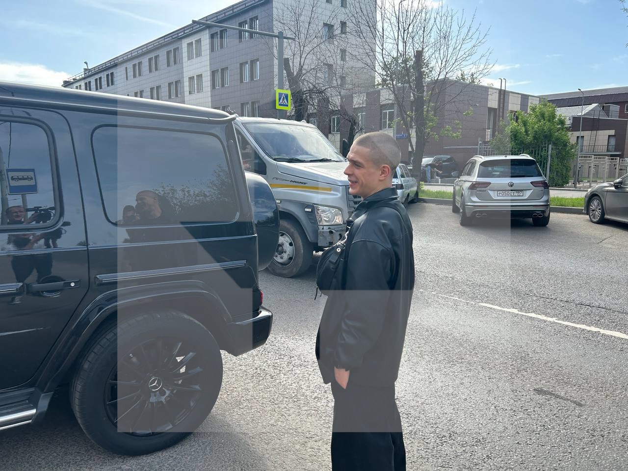 Актер Глеб Калюжный приехал к призывному пункту в столице. Скоро он должен отправиться к месту прохождения срочной службы. Родные и агент артиста пришли к военкомату, чтобы проводить его. Фото: РЕН ТВ