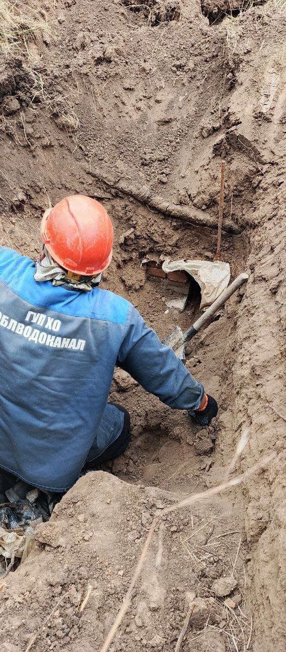 Специалисты Чаплинского ТПУ «ОБЛВОДОКАНАЛ» продолжают работы по обслуживанию коммунальных систем округа В пгт Аскания-Нова, на улице Школьной, аварийная бригада устранила порыв на центральной магистрали водоснабжения. Быстрая и слаженная работа специалистов позволила оперативно устранить повреждение. В ходе ремонтных работ была произведена откачка воды с помощью мотопомпы, демонтирован поврежденный участок магистрали длиной 2 метра. После чего был установлен новый отрезок ПНД трубы и два фитинга. В пгт Чаплинка были устранены порывы на сетях водоснабжения сразу на нескольких улицах: Каланчакской, Школьной, Шевченко и Матросова. Благодаря оперативным действиям специалистов водоснабжение в населенном пункте было полностью восстановлено. Кроме того, неотъемлемой частью работы ТПУ является регулярное проведение мероприятий по благоустройству. В частности, был организован покос травы на артезианских скважинах села Григорьевка. Если у вас возникла ситуация, требующая вмешательства аварийной службы, обратитесь в центральную аварийно-диспетчерскую службу ГУП ХО «ОБЛВОДОКАНАЛ» по телефону: +7 990 081-68-68 #ЧаплинскийТПУ Одноклассники