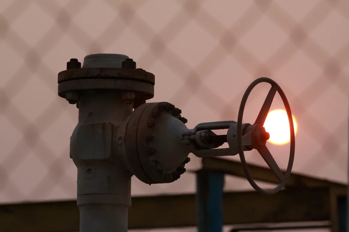 На Таймыре строители нефтепровода испортили почву на 45 млн рублей В Красноярском крае следователи возбудили уголовное дело о загрязнении почвы в Таймырском районе ст. 246 УК РФ . Сумма ущерба оценивается в 45 млн руб., сообщает прокуратура региона. По данным ведомства, с 2023-го по 2024 год ООО «Нова» занималось строительством нефтепровода на земельном участке сельскохозяйственного назначения. В ходе проверки было установлено, что работники компании сняли плодородный слой почвы, после чего захоронили отходы ТКО. Лабораторные исследования показали превышение концентрации меди, никеля, цинка и нитрат-ионов. Площадь загрязнения превысила 2,6 тыс. кв. м. Отправить сообщение Наш чат