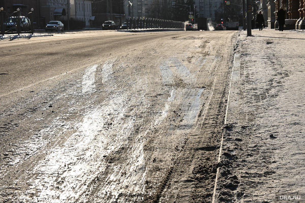 Водителей предупредили об опасности на тюменских дорогах  В Тюменской области в период с 11 по 13 марта ожидается ухудшение погоды. Температура сначала снизится до -30, а после поднимется вплоть до +5 градусов. На дорогах ожидаются гололед, мокрый снег и дождь.   На федеральных трассах дорожники перешли на круглосуточный режим работы. Они проводят патрулирование дорог и превентивно обрабатывают проезжую часть для предотвращения гололеда.  Подписаться