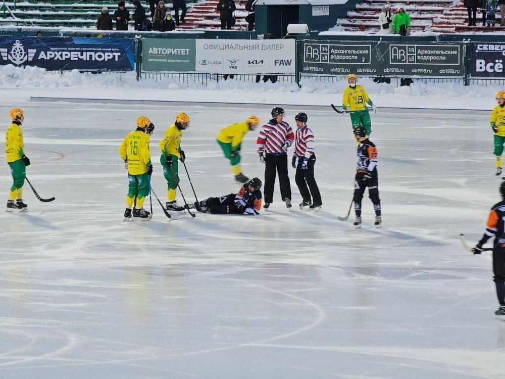 «Водник» — чемпион! Суперкубок по хоккею с мячом достался команде из Архангельска  Архангельский «Водник» обыграл кемеровский «Кузбасс» в матче за Суперкубок России по хоккею с мячом.  Встреча прошла в Архангельске и завершилась со счетом 6:1 в пользу хозяев, в составе которых по дублю оформили Евгений Дергаев и Максим Анциферов, по одному мячу забили Павел Пожилов и Михаил Ширшов. У гостей отличился Дмитрий Макаров.  «Водник» впервые стал обладателем Суперкубка России. «Кузбасс» же выигрывал трофей в прошлом году после долгого противостояния с желто-зелеными.