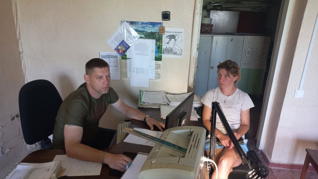Военный комиссар оказал содействие в решении проблемных вопросов семьи погибшего участника СВО Военный комиссар Славяносербского района майор Сергей Моисеенко провел личную встречу с вдовой погибшего участника специальной военной операции Анной Пономаренко, проживающей в пгт. Фрунзе.  В ходе встречи обсудили вопрос установления отцовства на 3 детей погибшего участника СВО, а также военный комиссар помог составить обращение о запросе на молекулярно-генетическое исследование по ДНК.