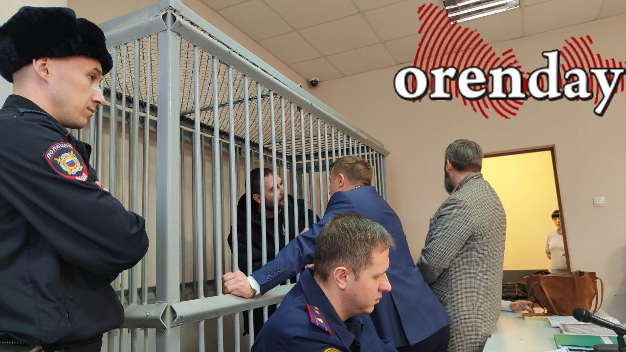 Orenday Оренбург Егора и Макара Макаровых 27 ноября из СИЗО доставили в Ленинский райсуд Оренбурга В ближайшее время им изберут меру пресечение Следствие настаивает на продлении содержания под стражей vk com video 45012546 456246333