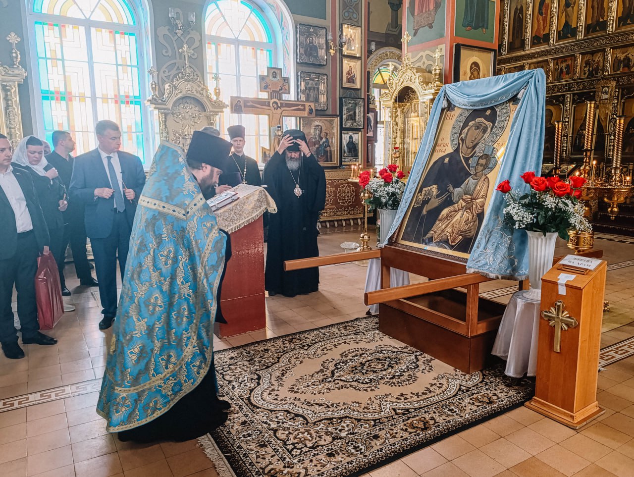 Мариуполь с рабочим визитом посетил Леонид Слуцкий. В фокусе внимания - восстановление инфраструктуры, вопросы жизнеобеспечения и развития промышленности. На одном из частных машиностроительных предприятий округа вместе ознакомились с производством осей и комплектующих. Сегодня эта продукция востребована во многих регионах России, а потенциал предприятия позволяет увеличить объемы до выпуска 3 тысяч единиц готовой продукции в год. Договорились о всесторонней поддержке производства, чтобы помочь предприятию реализовать свой потенциал и укрепить позиции на рынке. Воспитанникам Центра детского и юношеского творчества Леонид Слуцкий привез интерактивную доску, компьютеры, фотоаппараты и другую ценную помощь. Вместе с директором муниципального учреждения Ларисой Акуленко показали московским гостям, как преобразился центр после его восстановления петербургскими строителями. Леонид Слуцкий пообещал оказывать центру всю необходимую помощь в организации полноценного учебно-воспитательного процесса. Побывали и в Свято-Николаевском кафедральный соборе. Приложились к Иверской иконе Пресвятой Богородицы. Ее чудом удалось спасти до начала активной фазы боевых действий в 2022 году. Визит Леонида Слуцкого в Мариуполь еще раз подтвердил внимание и огромную поддержку со стороны федерального центра всех инициатив, которые направлены на скорейшее возвращение освобожденного города к мирной жизни и его дальнейшее развитие.