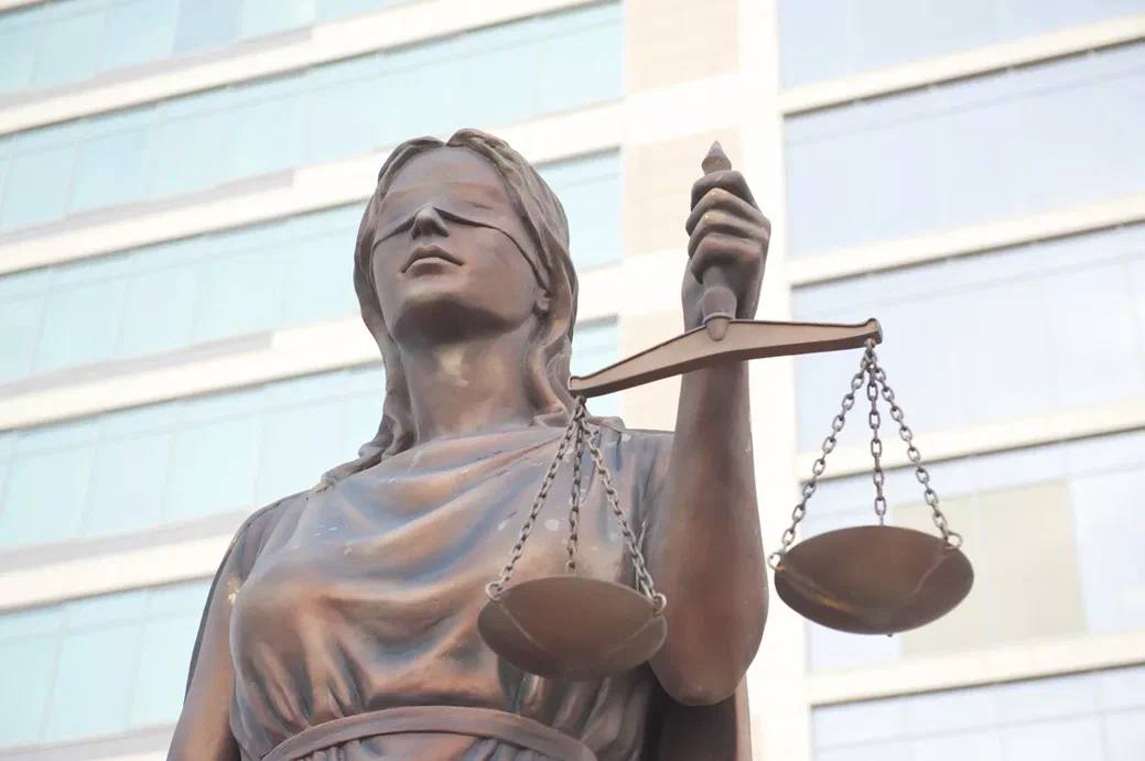 В Москве суд приговорил водителя к 3 годам колонии из-за наклейки на автомобиле  2-й Западный военный суд признал владельца автомобиля Chevrolet Camaro виновным в оправдании и пропаганде терроризма. Поводом к разбирательству стала наклейка на автомобиле. На машине осуждённого присутствовало изображение шахады – одного из столпов ислама. Первая экспертиза по делу не выявила в наклейки пропаганды терроризма, но следствие настояло на повторной экспертизе в центре Минюста, которая проводилась без участия религиоведа, утверждает Telegram-канал Ваza. Во втором заключении изображение признали флагом запрещённой в России «Аль-Каиды» , поскольку шахада была наклеена на заводскую тонировку, которую сочли чёрным фоном. Суд принял результаты экспертизы и назначил владельцу машины наказание в виде трёх лет лишения свободы.  признана террористической организацией и запрещена на территории России