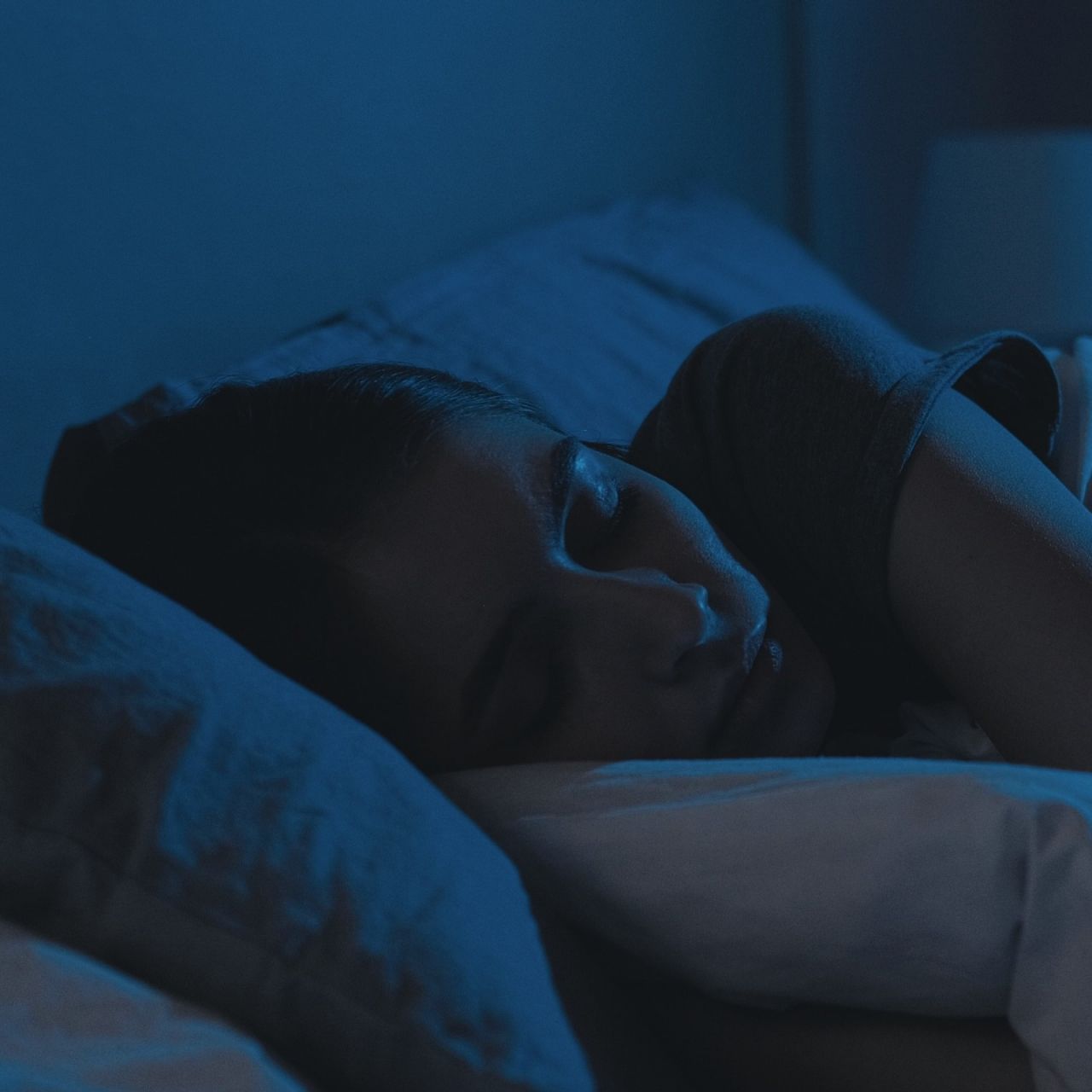 Как искусственный интеллект научился диагностировать болезни по одной ночи сна Представьте что за одну ночь сна можно получить не просто расслабление но и ценную информацию о состоянии вашего здоровья Стэнфордский университет анонсировал создание модели SleepFM которая способна выявить признаки более чем 130 заболеваний включая серьёзные проблемы с сердцем нервной системой и даже деменцию На базе SleepFM лежит одна из самых интересных идей в области машинного обучения В отличие от традиционных методов диагностики когда пациента подключают к множеству датчиков ЭЭГ ЭКГ сенсоры дыхания и прочее модель Стэнфорда анализирует гигантский объём данных которые поступают в рамках одной ночи сна И что важно она делает это без привычной ручной разметки данных а благодаря инновационному подходу в обучении Полисомнография классический метод диагностики сна даёт огромное количество сырых сигналов которые в традиционных моделях использовались только для узких задач например для поиска апноэ или определения фаз сна Но эти данные можно использовать гораздо более эффективно если подойти к анализу с другой стороны Как работает SleepFM Основная идея заключается в self supervised learning Вместо того чтобы учить модель напрямую предсказывать диагноз исследователи превратили задачу в своего рода физиологический пазл Модель получает данные с разных датчиков например с сердца дыхания и мышц и должна восстановить недостающую информацию например мозговые волны Преимущество этого подхода в том что нейросеть учится выявлять глубинные взаимосвязи между различными системами организма а не просто запоминает поверхностные паттерны А добавленный механизм Channel Agnostic Attention позволяет модели адаптироваться к реальным условиям если какой то датчик потерял сигнал или дал сбой модель автоматически перераспределит внимание на остальные доступные каналы Это делает модель гораздо более устойчивой и практичной для использования в реальных условиях Какие результаты Всё это приводит к впечатляющим результатам За одну ночь сна модель предсказывает риск 130 заболеваний Например точность выявления болезни Паркинсона составляет 89 деменции 85 а риск сердечного приступа 81 И это без необходимости вручную разметить данные под каждое заболевание Вот так простой ночной отдых может стать тем что поможет вовремя распознать серьёзные заболевания Верите ли вы что в будущем технологии смогут диагностировать болезни просто по качеству сна Data Science