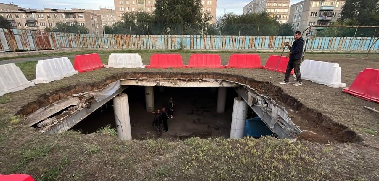 Часть футбольного поля обрушилась на подземную парковку в Орске Под спортивной площадкой школы 38 находится подземная парковка На паркинге обрушился потолок а за ним и верхний грунт В итоге посреди футбольного поля образовалась большая дыра Во время случившегося никто не пострадал nedetskiyfootball